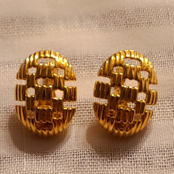 Earrings 18k Gold plated Monet Earrings clips